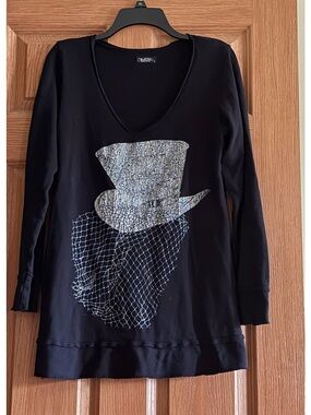 Lauren Moshi Black Long Sleeve V-Neck Top with Silver Sequin Hat Graphic